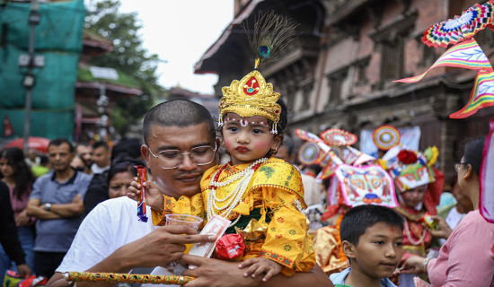 दिवङ्गत आफन्तको सम्झनामा गाईजात्रा मनाइँदै (फोटो फिचर)