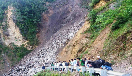 अविरल वर्षाले कर्णाली राजमार्ग अवरुद्ध