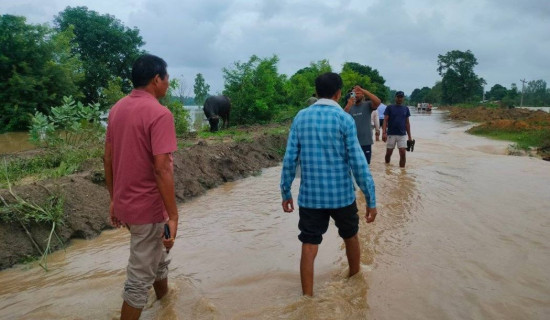 बाढीले हुलाकी राजमार्ग अवरुद्ध