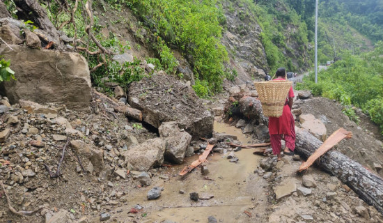 राजमार्ग र पालिकाको केन्द्र जोड्ने सडक अवरुद्ध