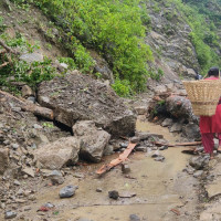 राजमार्ग र पालिकाको केन्द्र जोड्ने सडक अवरुद्ध