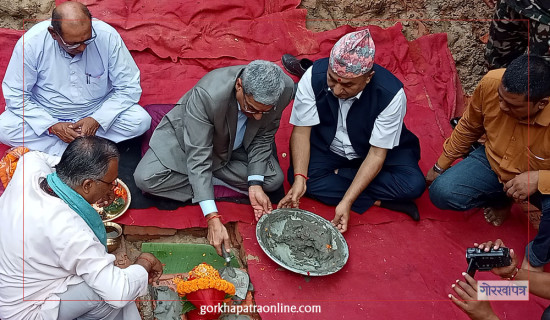 गृहमन्त्री लेखकद्वारा धनुषा जिल्ला प्रशासन कार्यालय भवनको शिलान्यास