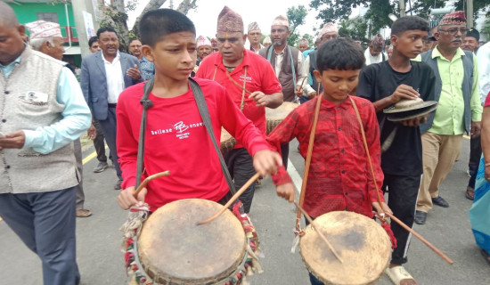 नाति पुस्तालाई परम्परागत बाजा सिकाइँदै