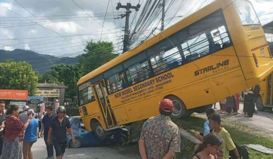 ट्याक्सीमाथि खस्यो स्कुल बस, चालक घाइते