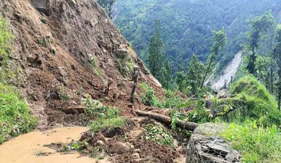 कर्णाली राजमार्गमा पहिरो : सडक खुल्न एक हप्ता लाग्ने