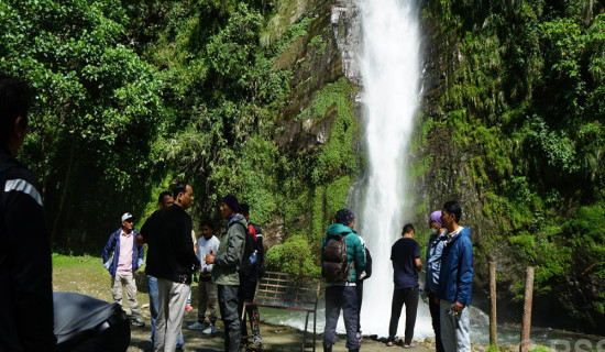 बेनी–जोमसोम यात्रामा मन बहकाउने झरनाहरु