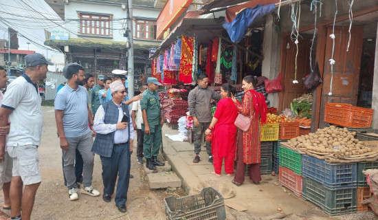 फुटपाथमा राखिएका सामग्री हटाउन सुरु