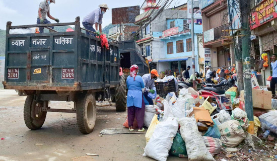 घरबाटै वर्गीकरण गरी फोहर उठाउँदै व्यास नगरपालिका