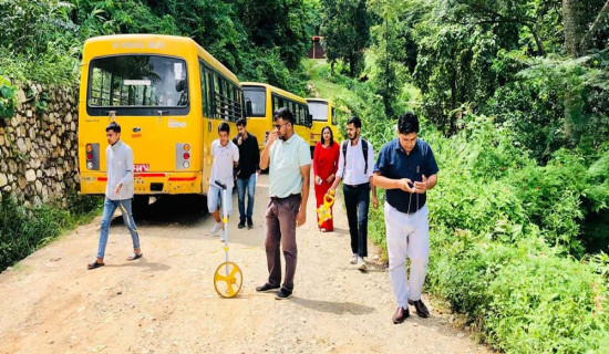 ग्रामीण सडक कालोपत्रे गरिँदै