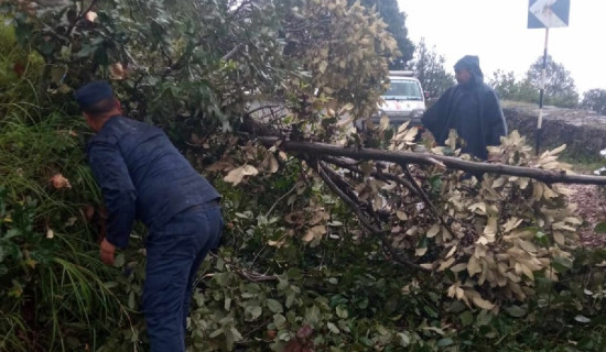 सुदूरका पहाडी जिल्ला जोड्ने चार वटा मुख्य सडक अवरुद्ध