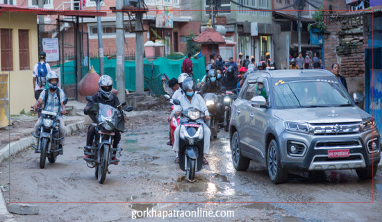 चक्रपथ विस्तार अलपत्र, सास्ती खेप्दै स्थानीय (फोटो फिचर)