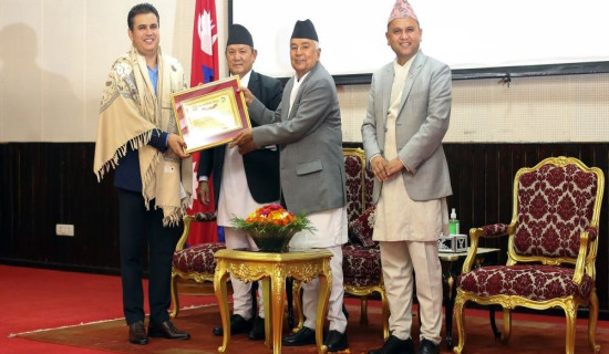 गोरखापत्रका कार्यकारी अध्यक्ष सुवेदीलाई राष्ट्रपतिबाट अग्रज पत्रकार सम्मान