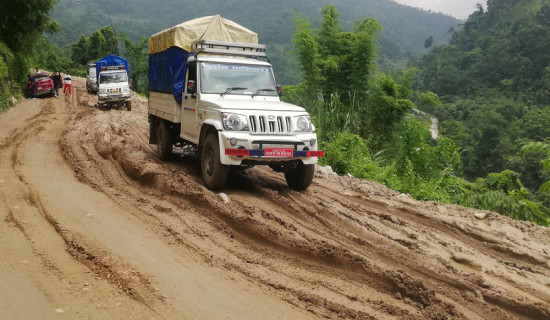 निर्माण सामग्री सडकमै असरल्ल