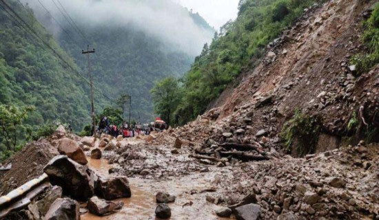 मुग्लिन-नारायणगढ सडकखण्डमा पहिरो, जुगेडीमा सडक भासियो