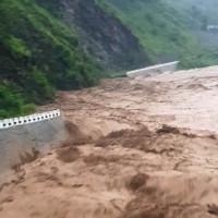 २८ विद्यार्थीसहित ३३ जना नदीका बिचमा फसे