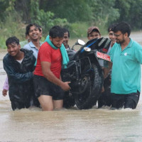 भेडाको ऊनबाट बनेको सामग्रीको माग पूरा गर्न मिनाकुमारीलाई हम्मे हम्मे