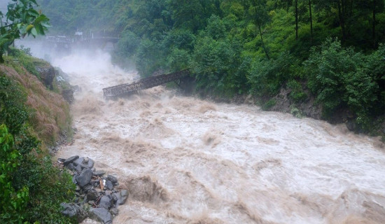 बाढीले पुरिएका  सामान निकालिँदै