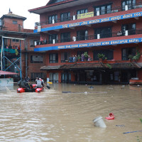 चट्टानी पहाड छिचोलेर सडक