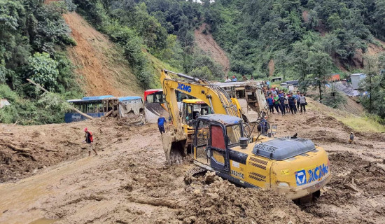 झ्याप्लेखाेलामा अवरुद्ध सडक खुल्यो