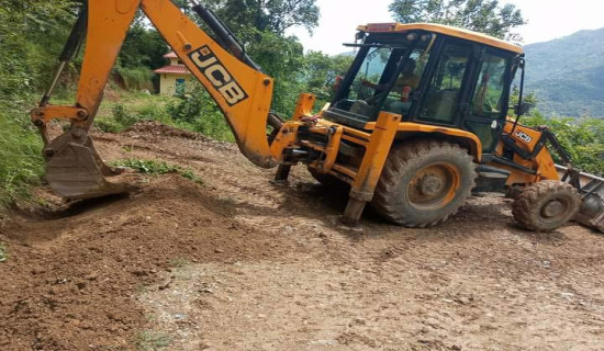 वर्षाका कारण ग्रामीण सडक अवरुद्ध