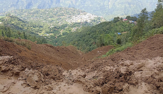 पहिरोका कारण मेची राजमार्ग अवरुद्ध