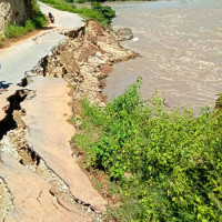 तटबन्धले जोगाएको नारायणी नदी किनारका बस्ती