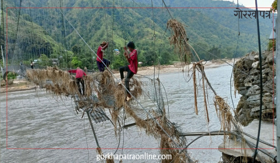 क्षतिग्रस्त झोलुङ्गे पुलमा जोखिमपूर्ण यात्रा