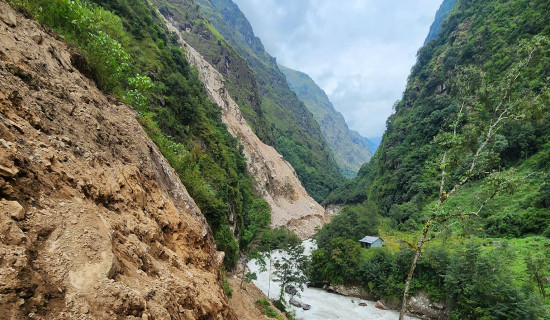 अविरल वर्षाले खोटाङका ग्रामीण सडक अवरुद्ध