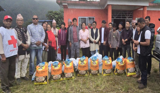 फालेलुङका बाढीपहिरो प्रभावितलाई राहत वितरण