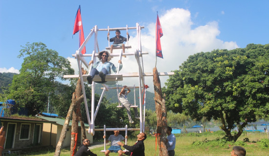 फेवा किनारमा थरी थरी पिङ