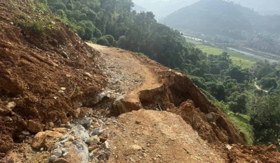 ग्रामीण सडकको पहिरोले चाडपर्वमा सास्ती