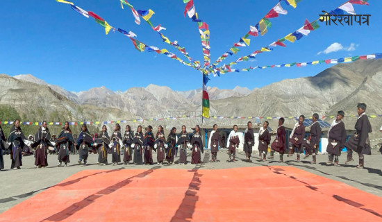 स्याब्रु नृत्य प्रस्तुत गर्दै स्थानीयवासी