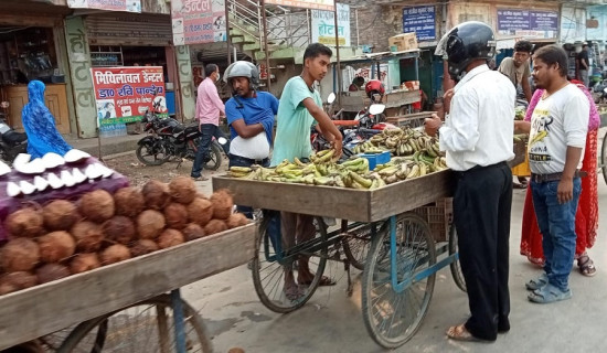 फुटपाथमा राखिएका अव्यवस्थित बजारले पैदल यात्रुलाई सास्ती