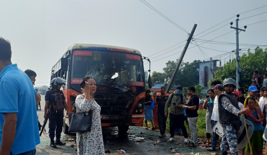 दुर्घटनामा एकको मृत्यु, आक्रोशित समूहद्वारा बसमा आगजनी