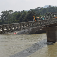 भेडा चराउन कृषकहरू हिमालको फेदीमा