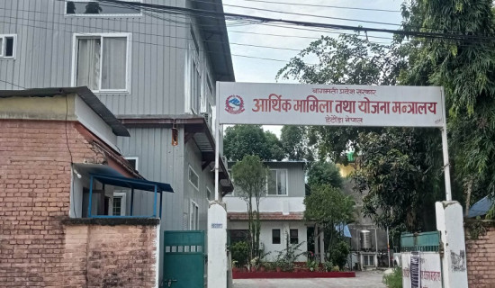 तीन महिनामा ११ प्रतिशतभन्दा कम अनुदान र राजस्व प्राप्त