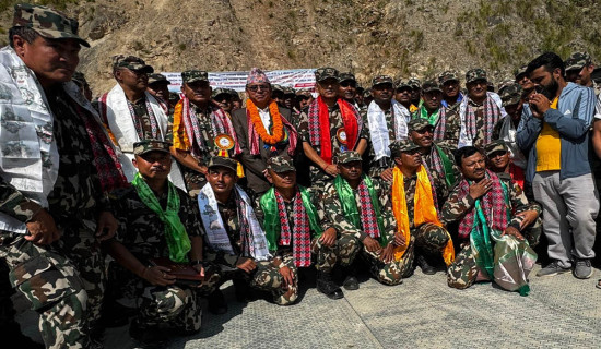 सुनकोशीको बेलिब्रिज सञ्चालनमा, मन्त्री दाहालद्वारा जडानमा खटिने जनशक्तिलाई सम्मान