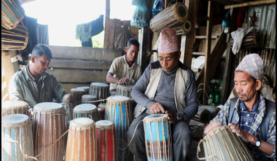 तिहार नजिकिएसँगै मादल बनाउने चटारो