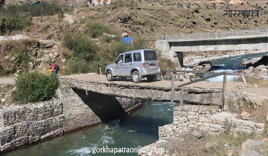 काठेपुलमा जोखिमपूर्ण यात्रा