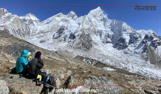 हिमाल हेर्दै पर्यटक