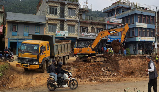 दमौली बजारमा सडक विस्तारले गति लिँदै