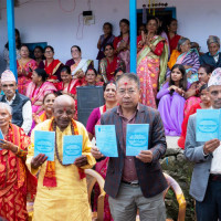 तिहार लक्षित सयपत्री फूलको माला तयार गरिदै