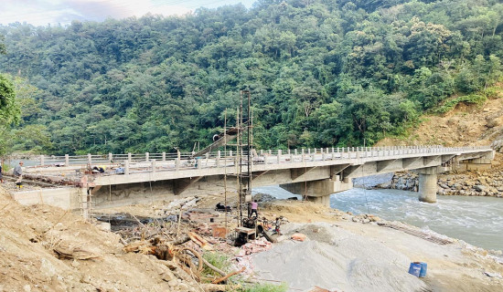 कोदोबारीमा पुगेर मत माग्दै उम्मेदवार