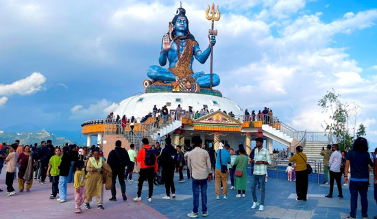 पुम्दीकोटको महादेव दर्शनमा पर्यटकको घुइँचो