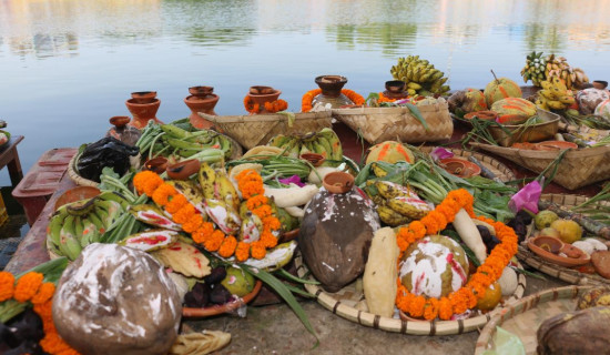 छठ पूजाका सामग्री छठ घाटमा राखिँदै