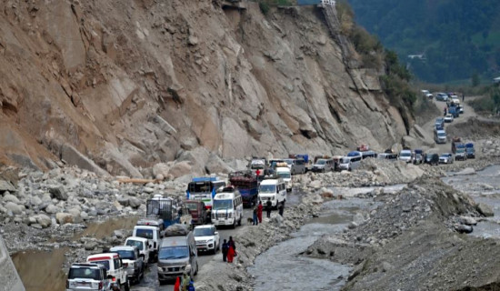 बिपी राजमार्गमा घण्टौँको जाम अनि कष्टकर यात्रा