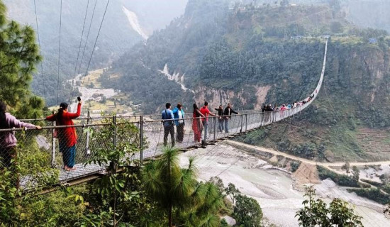 लामो झोलुङ्गे पुलप्रति पर्यटकको आकर्षण