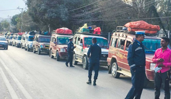 वीरगञ्जमा यात्रुसँग दोब्बर भाडा असुल्दै सार्वजनिक यातायात