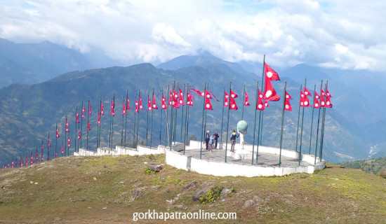 गुफाडाँडामा फहराइरहेका झण्डा