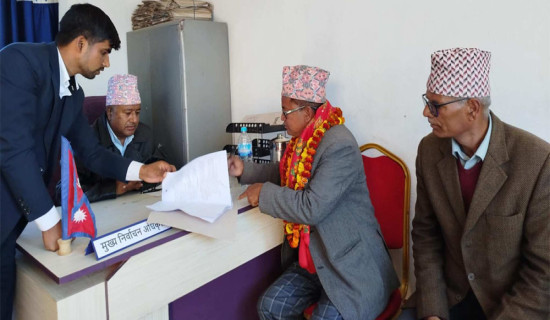 हुम्लामा कतै आगो तापेर र कतै घाममा बसेर पढ्दै विद्यार्थी